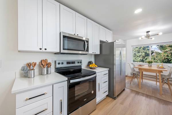 $2,155 / 3br - Townhomes de Eastmont!! Recién renovado 3 + habitación adicional x 2.5 (EMTH14) (East Wenatchee)63872425574019122