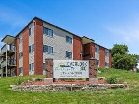 $760 / 1br - 650ft2 - Minutes from Downtown, Miles from Ordinary – Overlook 380 (2040 Glass Rd NE, Cedar Rapids, IA)63815109082883120