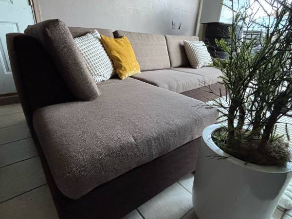 SECTIONAL COUCH WITH HIDDEN BED, DELIVERY AVAILABLE 1