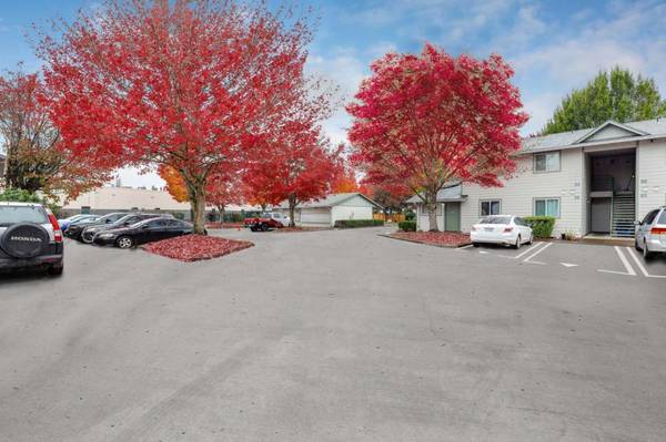 $1,735 / 2br - 865ft2 - Inviting 2 bed 1 bath with Balconies -Quick Processing (Beautifully maintained property in the heart of McMinnv)63956649655938121