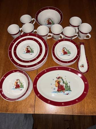 Festive Holiday Dinnerware 35 Pieces 1