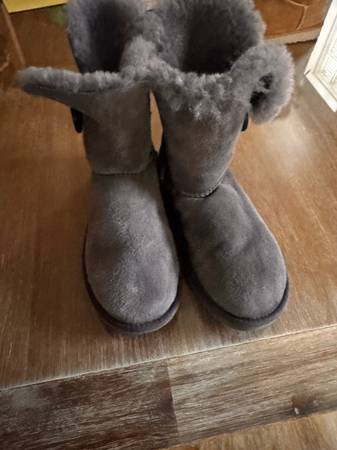 Women’s grey Bailey button uggs size 5 1