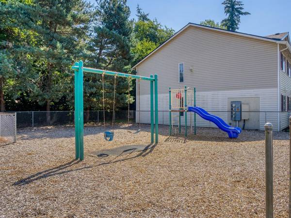 $1,550 / 2br - By Beautiful Powell Butte Nature Park, WD Included - Two Bedroom (Glenfair)63956353520259122