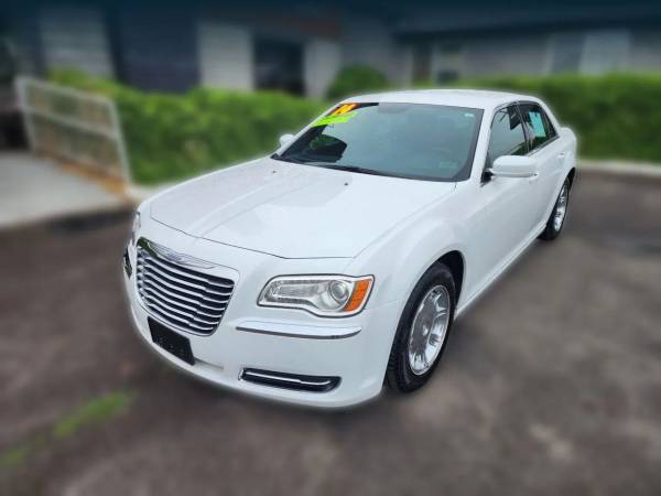 2014 Chrysler 300 - Financing Available! Carfax, come see us today.. 1