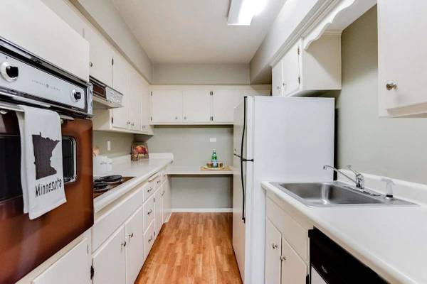 $1,525 / 2 habitaciones - 1000 pies² - Cocinas completamente equipadas, calefacción central, áreas para barbacoa y picnic (240 Central Ave N, Wayzata, MN)63868699327361120