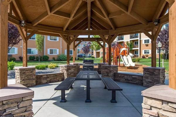 $1,950 / 3br - 1348ft2 - 3 bedroom 2 bath with Bay Windows! One Month Free Special! (Richland - Knight St Transit Center)63686616954241121