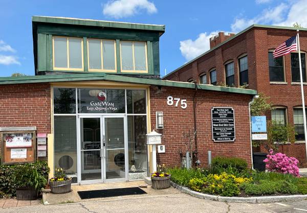 $1,100 / 350ft2 - Sunny salon/office (Portsmouth)63932057184643120