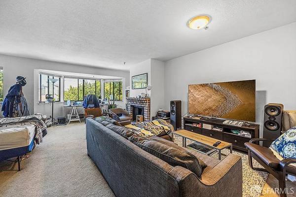 $775 / 602ft2 - Top-floor! Studio Apartment Single Family (San Francisco)64030489283203123