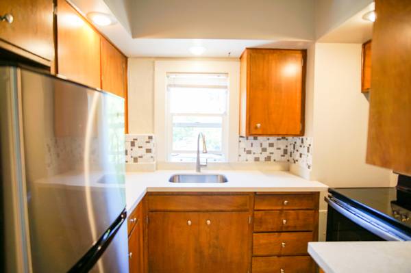 $1,565 / 1br - Inner SE 1 Bed w/Modern Updates + Private Deck Ready Late November! (Buckman)63895123556867124