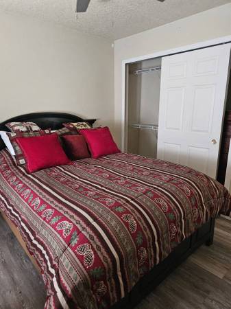 FURNISHED QUEEN ROOM WITH MOUNTAIN VIEW – PARKING & LAUNDRY 1