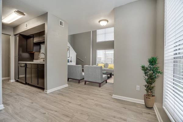 $1,395 / 2br - 853ft2 - 2/BD 1/BA, Techos abovedados, Chimenea (2804 Belt Line Road, Garland, TX)63796578667139121