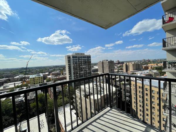 $1,900 / 1br - 700ft2 - Great 1 bed with balcony with lake view (Lincoln park)64041810673283122