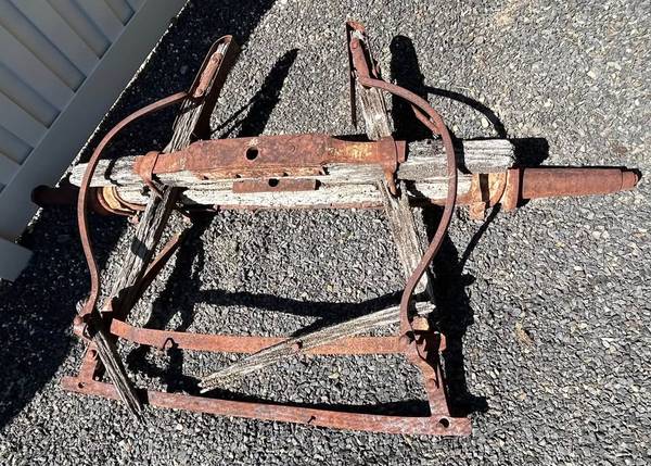 Eje delantero de vagón antiguo - $50 (Nampa)63471411501313121