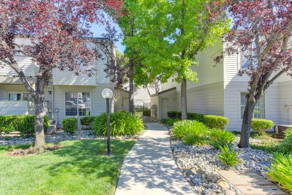 $1,970 / 2br - 986ft2 - Inviting and spacious upstairs two bedroom with wood burning fireplace (Roseville)63900440566659120