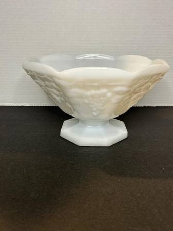 Vintage Anchor Hocking Milk Glass Grape Fruit Paneled Pedestal Bowl 1