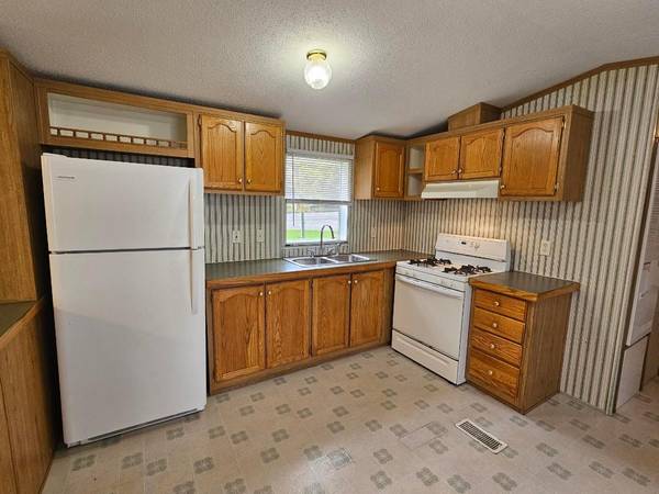 $1,275 / 3br - 924ft2 - 3 Bed 1.5 Bath in Port Crane (Port Crane)64035577676163121