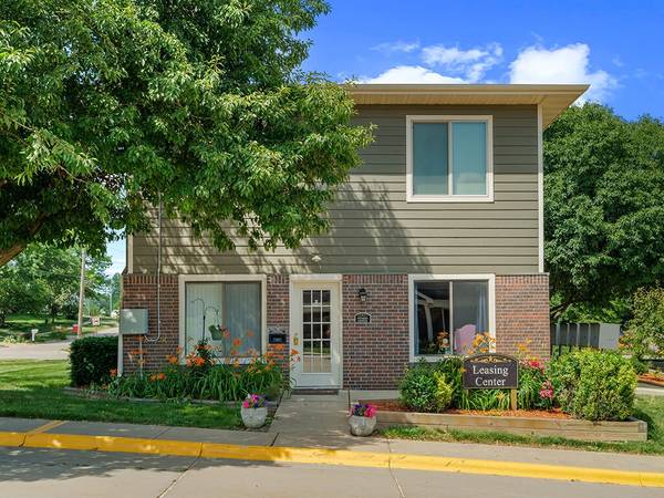 $1,255 / 2br - 920ft2 - Now Leasing: Stylish 2BR Apartments That Feel Like Home (2260 10th Street, Coralville, IA)63897404830338122