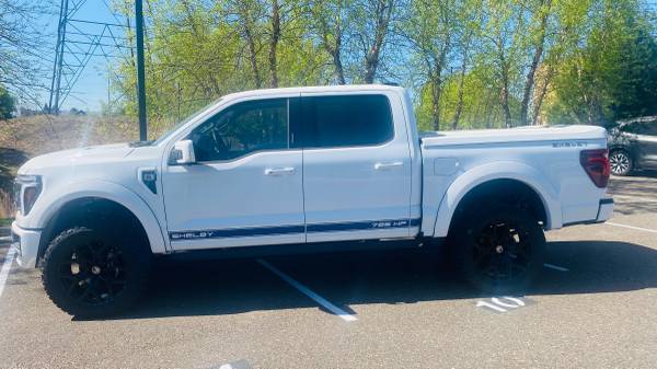 2024 Ford F150 Supercrew - PICKUP SHELBY OFICIAL 4x4 - BLANCO CON RAYAS AZULES - $118,50063469772690307121