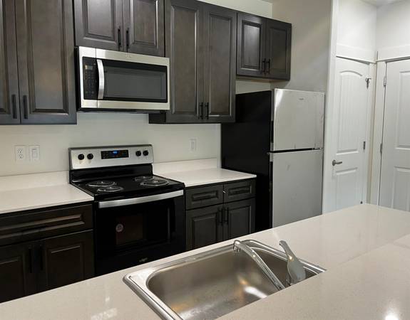 $1,395 / 1br - LISTO PARA MUDARSE Y AMIGABLE CON MASCOTAS - Luces LED eficientes - 1B de alta gama (Salem - Center Street)63660428651521123
