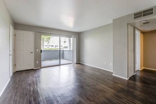 $2,799 / 2br - 900ft2 - 2 BD, Terrenos Inspirados en Parques, Estacionamiento Cubierto Disponible (440 E H St, Chula Vista, CA)63841344489603124