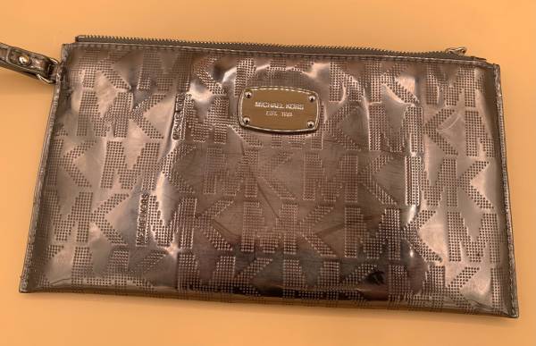 MICHAEL KORS CLUTCH WRISTLET / GOLD METALLIC MIRROR w/ MONOGRAM/ LOG 1