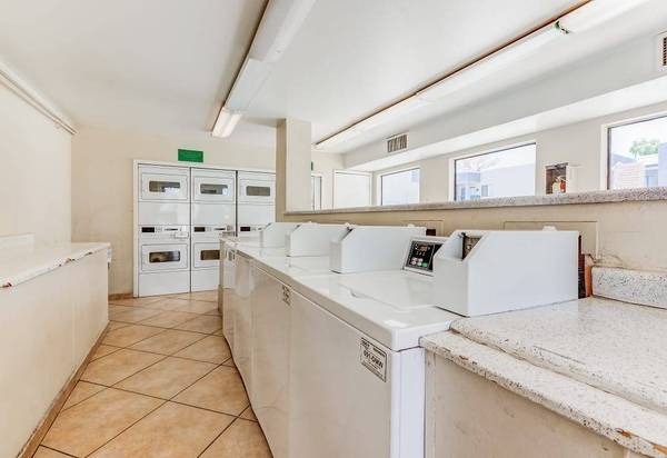 $1,000 / 1br - EVERYTHING YOU NEED RIGHT HERE AT THE FALLS!!! (GLENDALE)64047708065793124