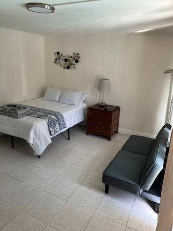 $549 / 1br - 450ft2 - BY THE BEACH! Extended stays welcome $549/WK BEAUTIFUL AND SPACIOUS (Deerfield Beach)64049276231426124