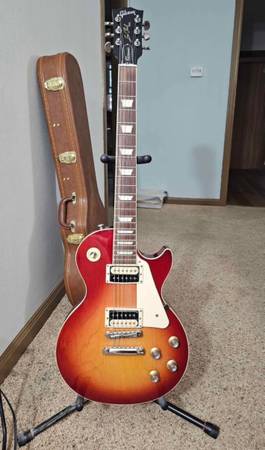 2022 Gibson Les Paul Classic wI Gibson hardshell case - $1,100 (Gillett)63471313592833121