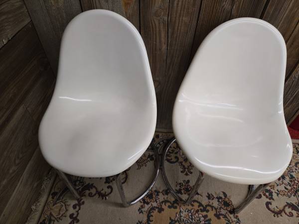 Mid-Century Modern Fiberglass Dining Stools – Vintage Eames Style 1