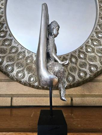 Estatua escultura de arte única de mano de Buda plateada con soporte - $100 (Auburn)63471460674689123