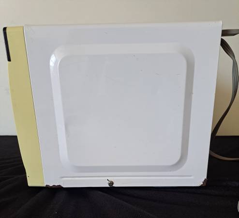 Magic Chef Mini Microwave Oven - $35 (Lincoln Heights)63471470008963123