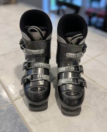 Rossignol CompJ3 ski boots mondo size 22.5(women 5.5/men 4.5/youth 3.5 1