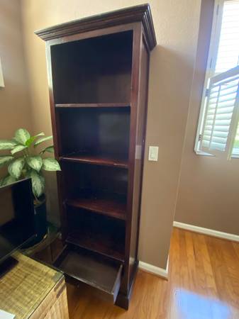 Wooden bookshelf 1