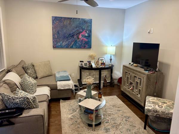 $3,000 / 1br - 1000ft2 - Spacious South Boston 1 Bed For $3,000 AVAIL 11/1/25 (South Boston)64213541661315124