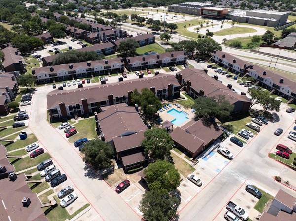 $1,709 / 2br - 1040ft2 - Full-Size Washer/Dryer Connections, Sundeck, Two Pools (595 S Old Orchard Ln, Lewisville, TX)63867602768515124