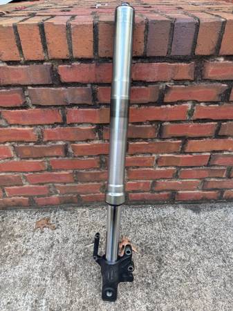 08-09 Versys 650 Left fork leg 1