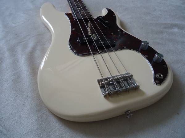 2023 Fender Vintera II 60's Precision Bass White. 1