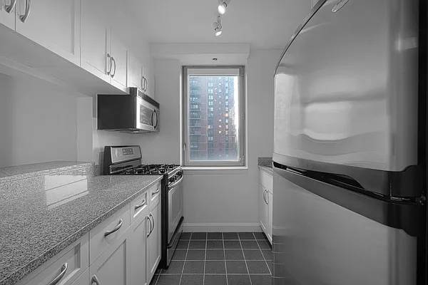 $4,300 / 2br - 1 Month Free! Bright unit! (Midtown West)63788482352513124