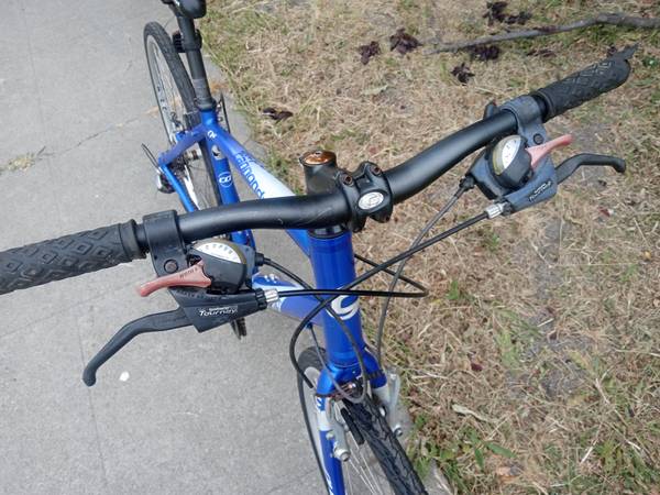 Grande, bicicleta híbrida de aluminio Cannondale Quick 6, de 21 velocidades. - $150 (Richmond/¿Entrega en Richmond BART?)63471255022339123