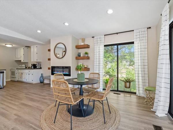 $935 / 2br - 960ft2 - Live Big. Live Breezy. (470 Quail Ct SW, Cedar Rapids, IA)63815109455619120