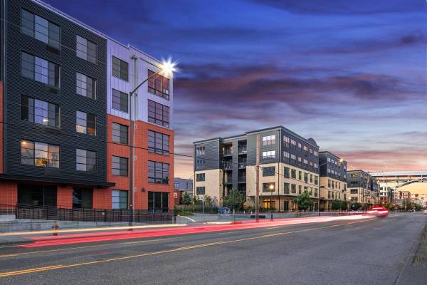 $1,412 / 1br - 670ft2 - Sophisticated 1 BR with Industrial Chic Finishes (NW Portland Waterfront)63777004782211121