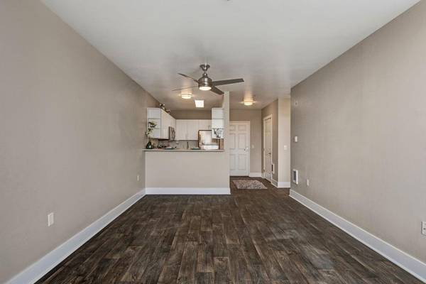 $1,695 / 1hab - 698ft2 - Depósito de $99: Vida elevada con balcón y centro de fitness (North Tabor)63672654014849121