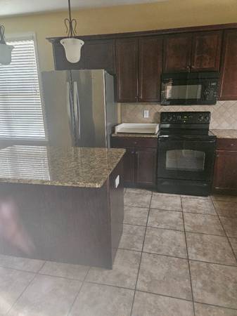 $1950.00 / 4br - 2005ft2 - 72 Maple Grove Lake Forest Huntsville,Al63801883107585123