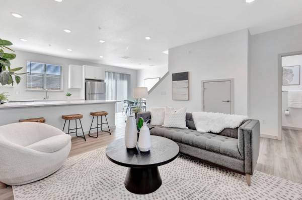 Cyclist-Friendly Parking, Central Air & Heating, Mountain Views 1