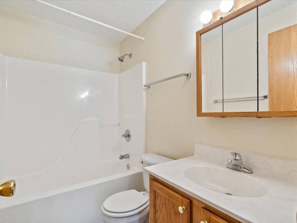 $1,065 / 2hab - 1052ft2 - La Felicidad Crece Aquí 🌿😊 (470 Quail Ct SW, Cedar Rapids, IA)63679458523651122