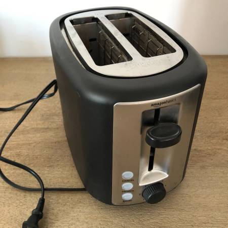 AmazonBasics Toaster 1