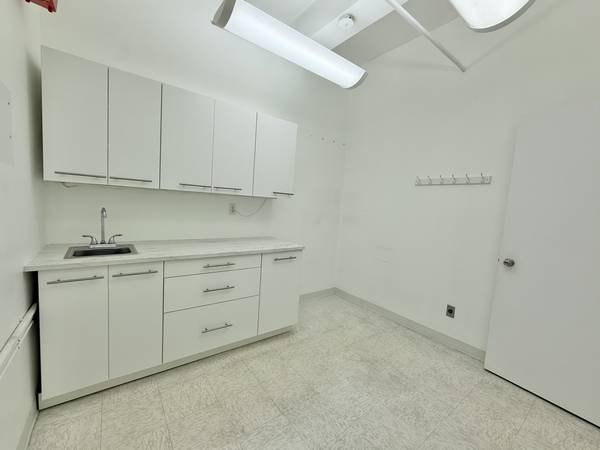 $3,900 / 1000ft2 - Beautiful Move-In Ready Spa/Salon Studio – Prime Madison Avenue! (Midtown East)64033633594627124