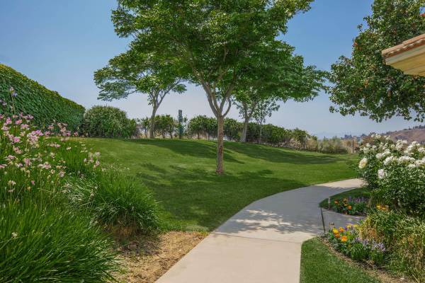 $2,519 / 2br - 1056ft2 - TownHomes: Granito, Mármol, Garajes para 2 Autos y Vistas a las Colinas ✨ (17621 W. Pauline Ct., Canyon Country, CA)63700919693059124