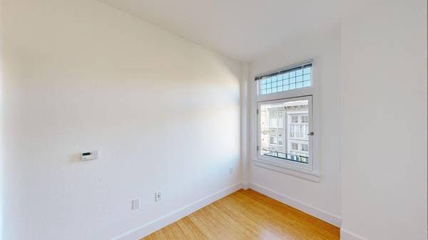 $2,145 / 1br - 357ft2 - ¡Hermoso y moderno de 1 habitación con mucha luz! Unidad 502 (tenderloin)63813560237315122