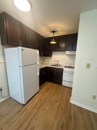 $875 Updated Uptown Studio / Parking Available, SECOND MONTH FREE (Uptown)63990383466243122